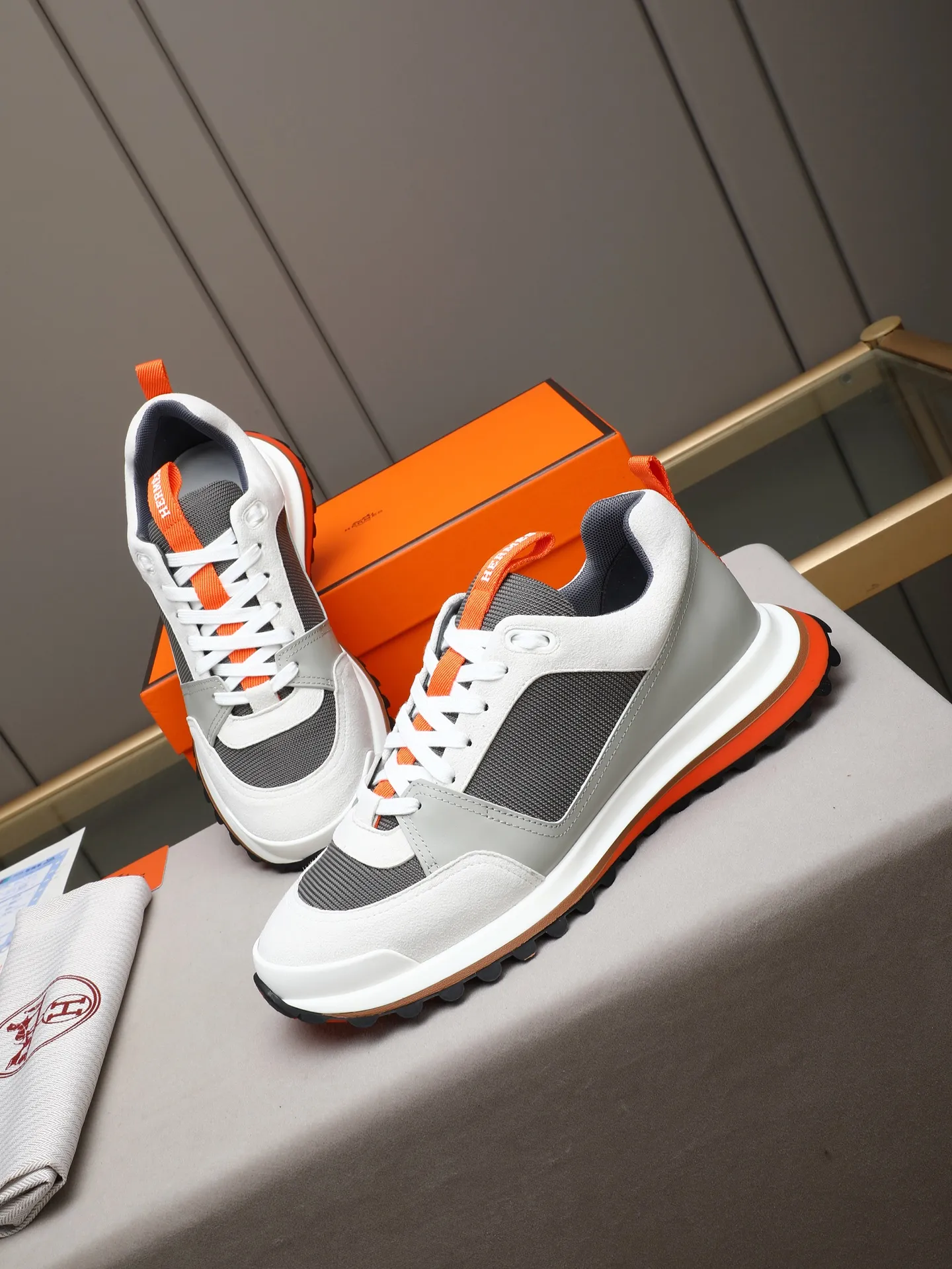 PP680【Hermes】fe new arrival~New Bouncing sneakers are the most comfortable shoes from Hermès. They are extremely light on the feet and look great. You won’t feel tired even when you go shopping and running around. 👍Very light and comfortable. Extremely light. Perfect for both sports and leisure. They feel great when you step on them! It’s up to you to choose, there’s always what you want~ ✔️Fabric: Imported first-layer cowhide ✔️Inner lining: Imported water-dyed cowhide ✔️Outsole: Seamless combination of IP+TPU (multi-color letters) German technology irradiation machine ✔️Code number: Male 38-44 (45 customized)